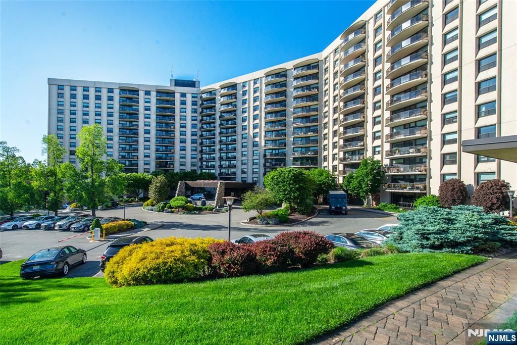 2 Clairidge 3NW, Verona, NJ 07044