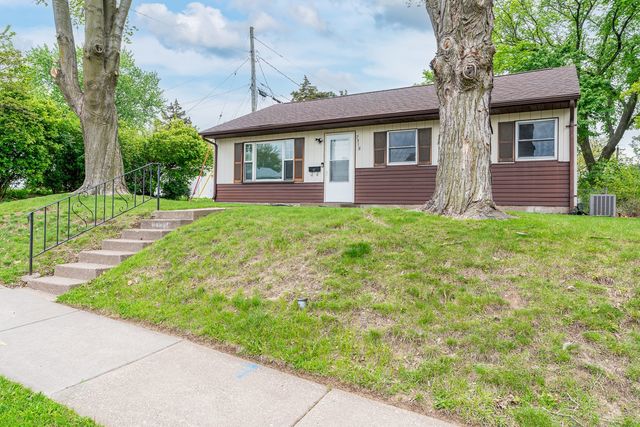 2318 N Sturdevant Street, Davenport, IA 52804