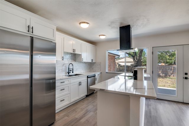 9017 Linda Vista Drive, Rowlett, TX 75088