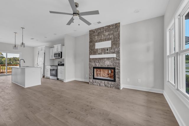 2712 Brewster Dr, Clarksville, TN 37042