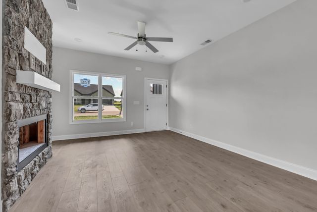 2712 Brewster Dr, Clarksville, TN 37042