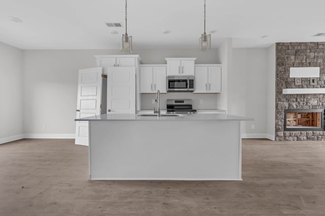 2712 Brewster Dr, Clarksville, TN 37042