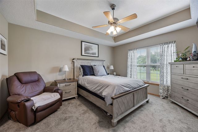 1600 Hunters Creek Way, Marion, IA 52302