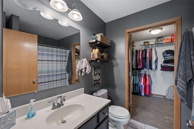 1600 Hunters Creek Way, Marion, IA 52302