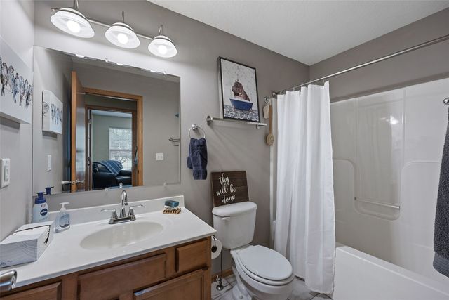 1600 Hunters Creek Way, Marion, IA 52302