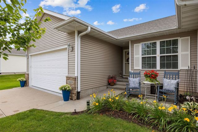 1600 Hunters Creek Way, Marion, IA 52302