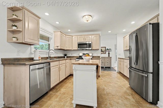 717 Sandstone Drive, Rochester Hills, MI 48309