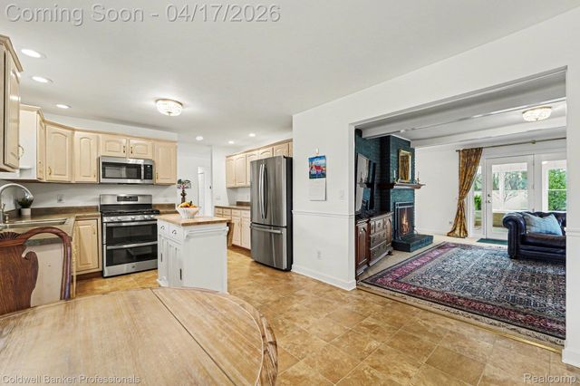 717 Sandstone Drive, Rochester Hills, MI 48309