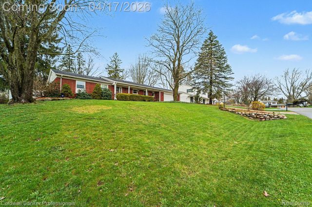 717 Sandstone Drive, Rochester Hills, MI 48309