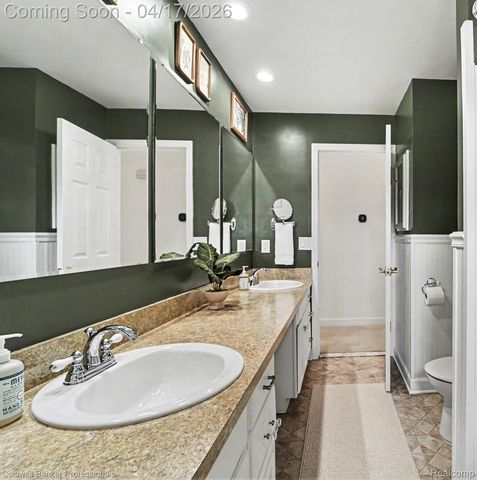 717 Sandstone Drive, Rochester Hills, MI 48309