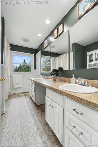 717 Sandstone Drive, Rochester Hills, MI 48309