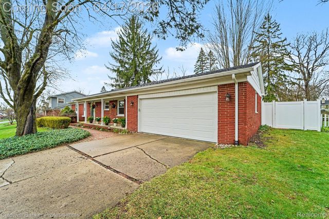 717 Sandstone Drive, Rochester Hills, MI 48309