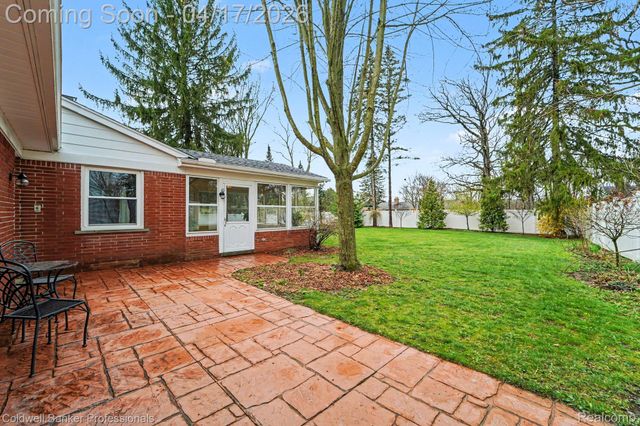 717 Sandstone Drive, Rochester Hills, MI 48309