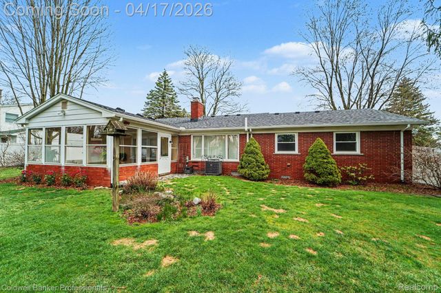 717 Sandstone Drive, Rochester Hills, MI 48309