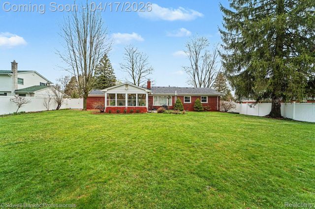 717 Sandstone Drive, Rochester Hills, MI 48309