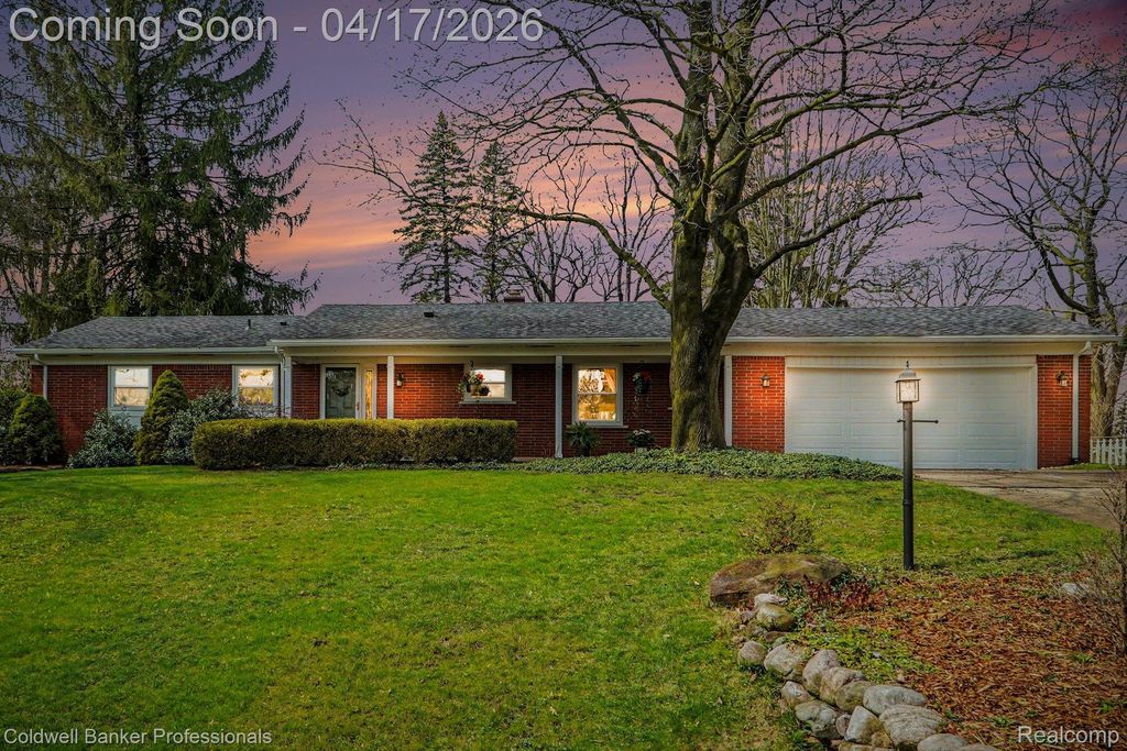 717 Sandstone Drive, Rochester Hills, MI 48309