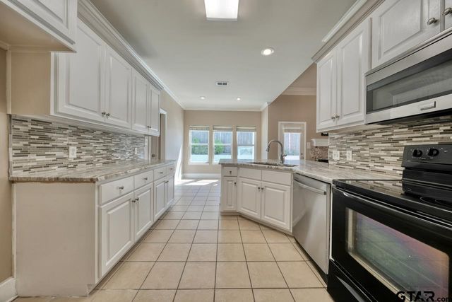 812 Rugby Lane, Whitehouse, TX 75791
