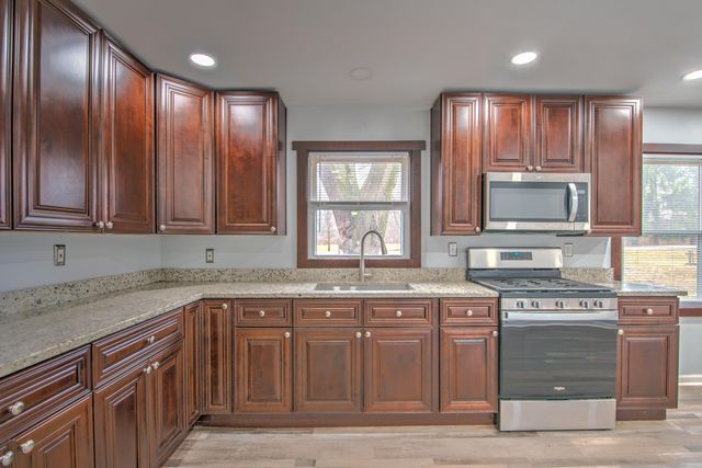 2800 E 73rd Avenue, Merrillville, IN 46410