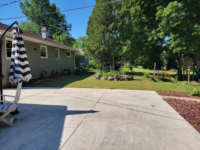 8982 S 79th STREET, Franklin, WI 53132