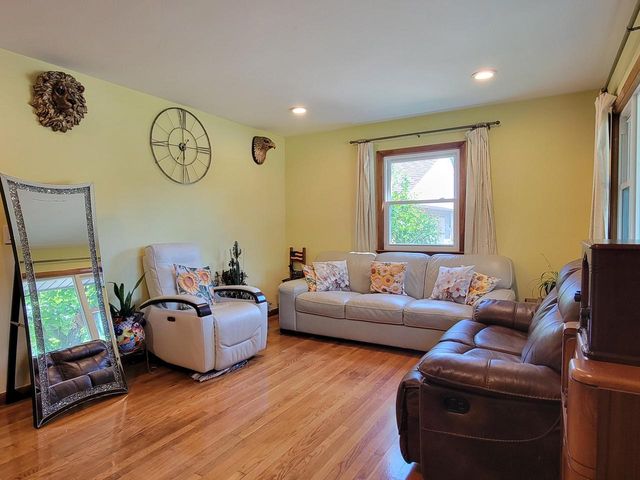 8982 S 79th STREET, Franklin, WI 53132