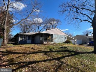 394 LAKESIDE DR, Levittown, PA 19054