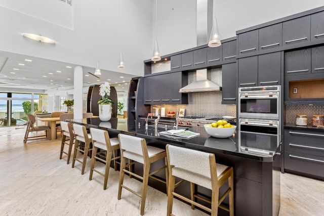 2 Sloans Curve Drive, Palm Beach, FL 33480