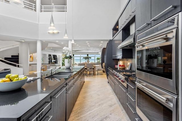 2 Sloans Curve Drive, Palm Beach, FL 33480