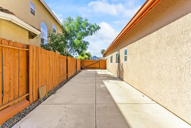 8010 Falcon View Dr, Antelope, CA 95843