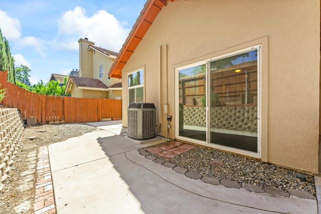 8010 Falcon View Dr, Antelope, CA 95843