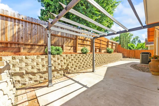 8010 Falcon View Dr, Antelope, CA 95843