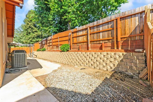 8010 Falcon View Dr, Antelope, CA 95843