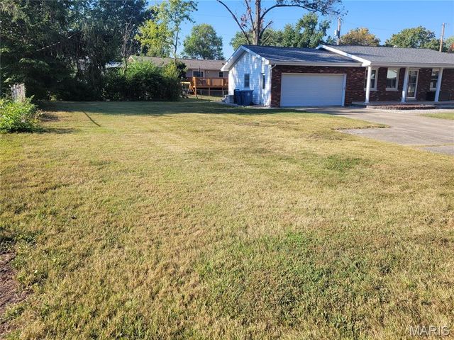 20 Pin Oak Drive, Highland, IL 62249