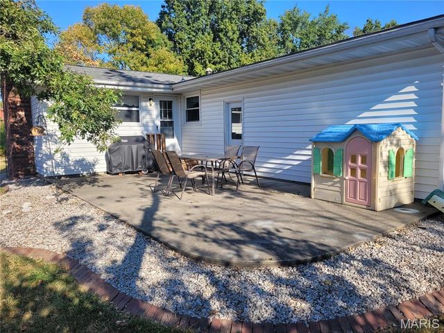 20 Pin Oak Drive, Highland, IL 62249