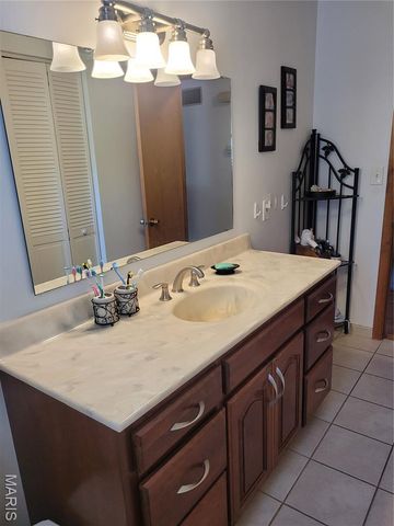 20 Pin Oak Drive, Highland, IL 62249