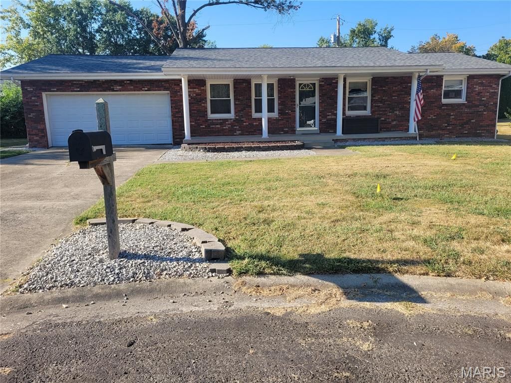 20 Pin Oak Drive, Highland, IL 62249