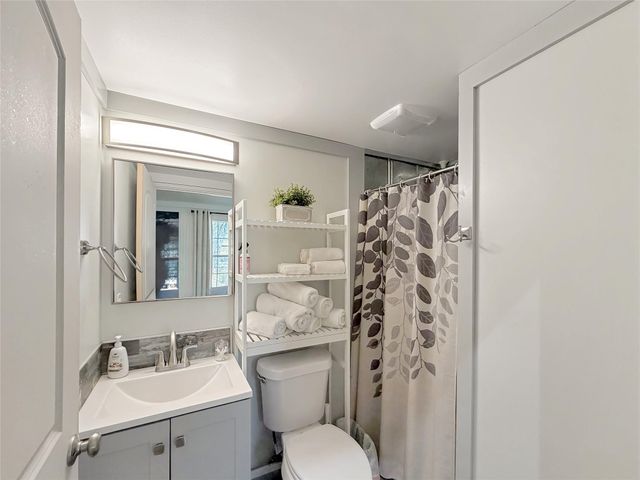 1660 Westview Court DR, Canyon Lake, TX 78133