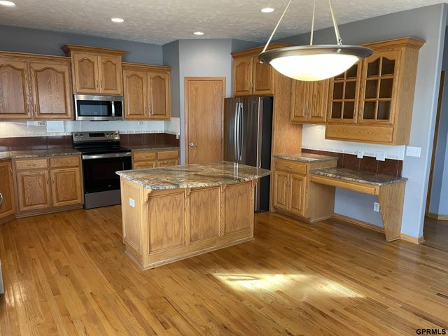 19921 Farnam Street, Omaha, NE 68022