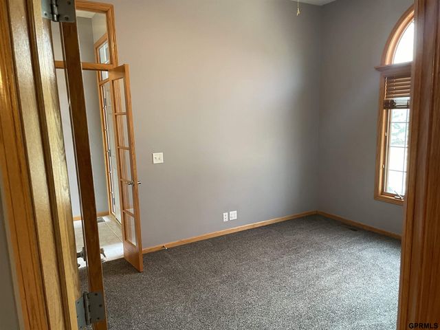 19921 Farnam Street, Omaha, NE 68022