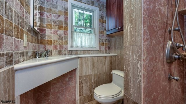 460 Laurel Ln, Kinnelon Boro, NJ 07405