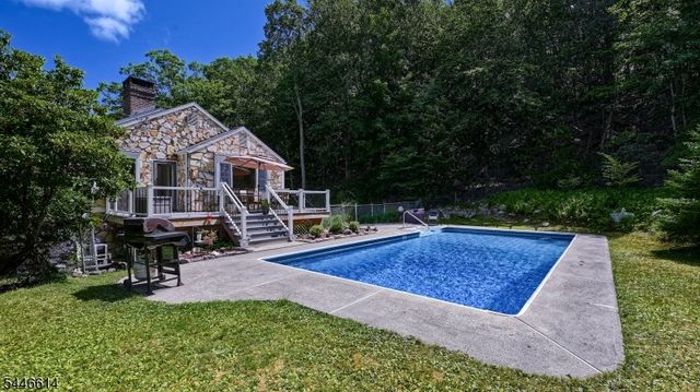 460 Laurel Ln, Kinnelon Boro, NJ 07405