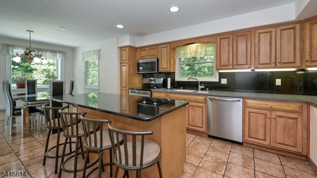 460 Laurel Ln, Kinnelon Boro, NJ 07405