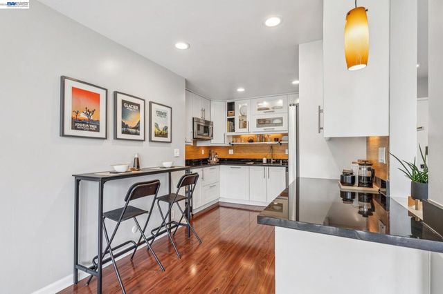 398 ADAMS STREET 302, Oakland, CA 94610