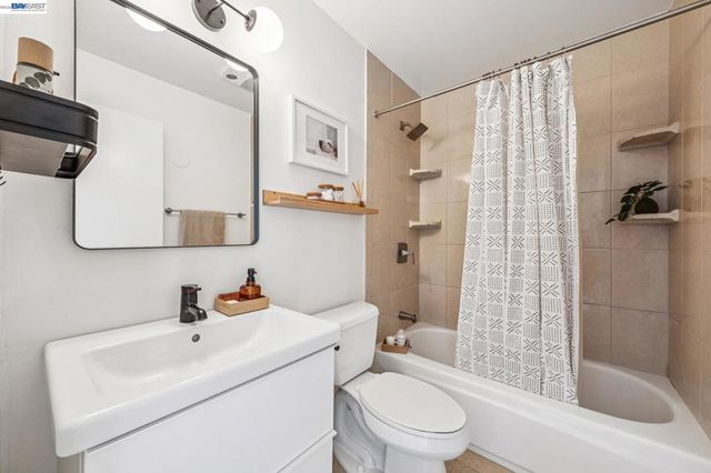 398 ADAMS STREET 302, Oakland, CA 94610