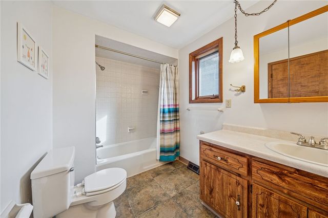 12219 Roth Dr, North Huntingdon, PA 15642