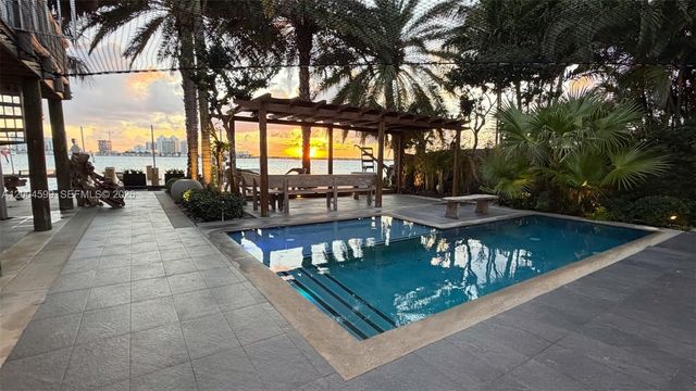 2440 N Shore Ter, Miami Beach, FL 33141