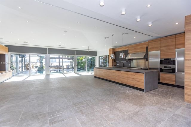 2440 N Shore Ter, Miami Beach, FL 33141