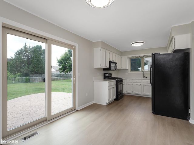 42411 Royal Lane, Clinton Twp, MI 48038