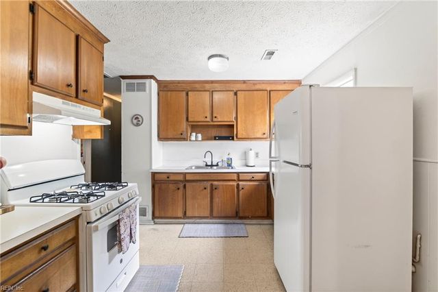 1922 Beall DR, Hampton, VA 23663