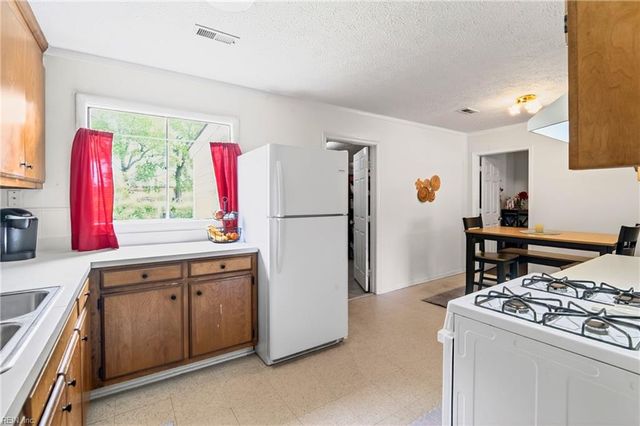 1922 Beall DR, Hampton, VA 23663