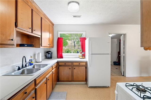 1922 Beall DR, Hampton, VA 23663